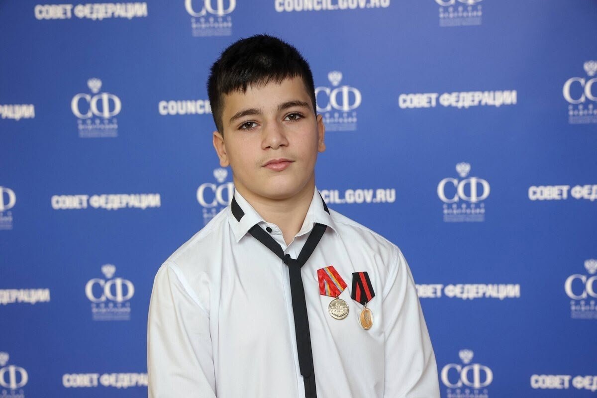 RuPol555's tweet image. Шестиклассник Амир Абичев из подмосковного Домодедова поймал маленького ребёнка, выпавшего из окна, спася тем самым ему жизнь.
.
•
°
#АмирАбичев #Домодедово #ребёнок #падение #спасение #герои #Россия