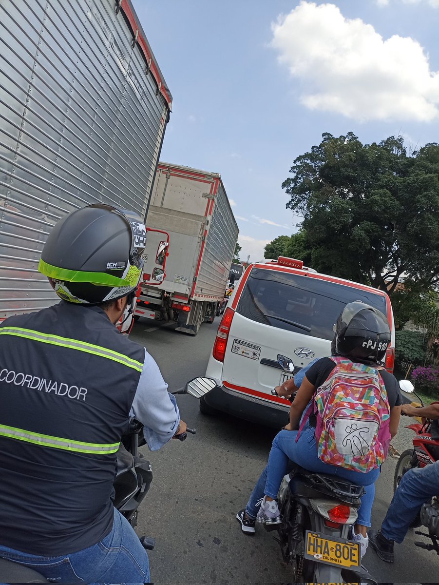 El neoliberalismo es un ejército de millones de trabajadores desempleados, ahora llamados emprendedores o socios o freelancers, que congestionan las ciudades diariamente en busca de centavos.