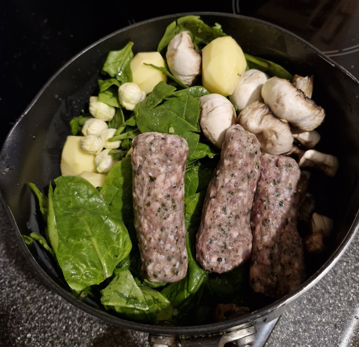 Kebab 🍖, Spinach,
Potato's 🥔, Leeks, Cheese 🧀, 
Mushrooms🍄, Tomatoes 🍅, Lemon 🍋, Onions 🌰 , Olives 🫒, Lettuce 🥗, Avocado 🥑, Turmeric, Cinnamon, Coriander, Cumin, Mustard and Sea Salt.
#SaturdayKitchen