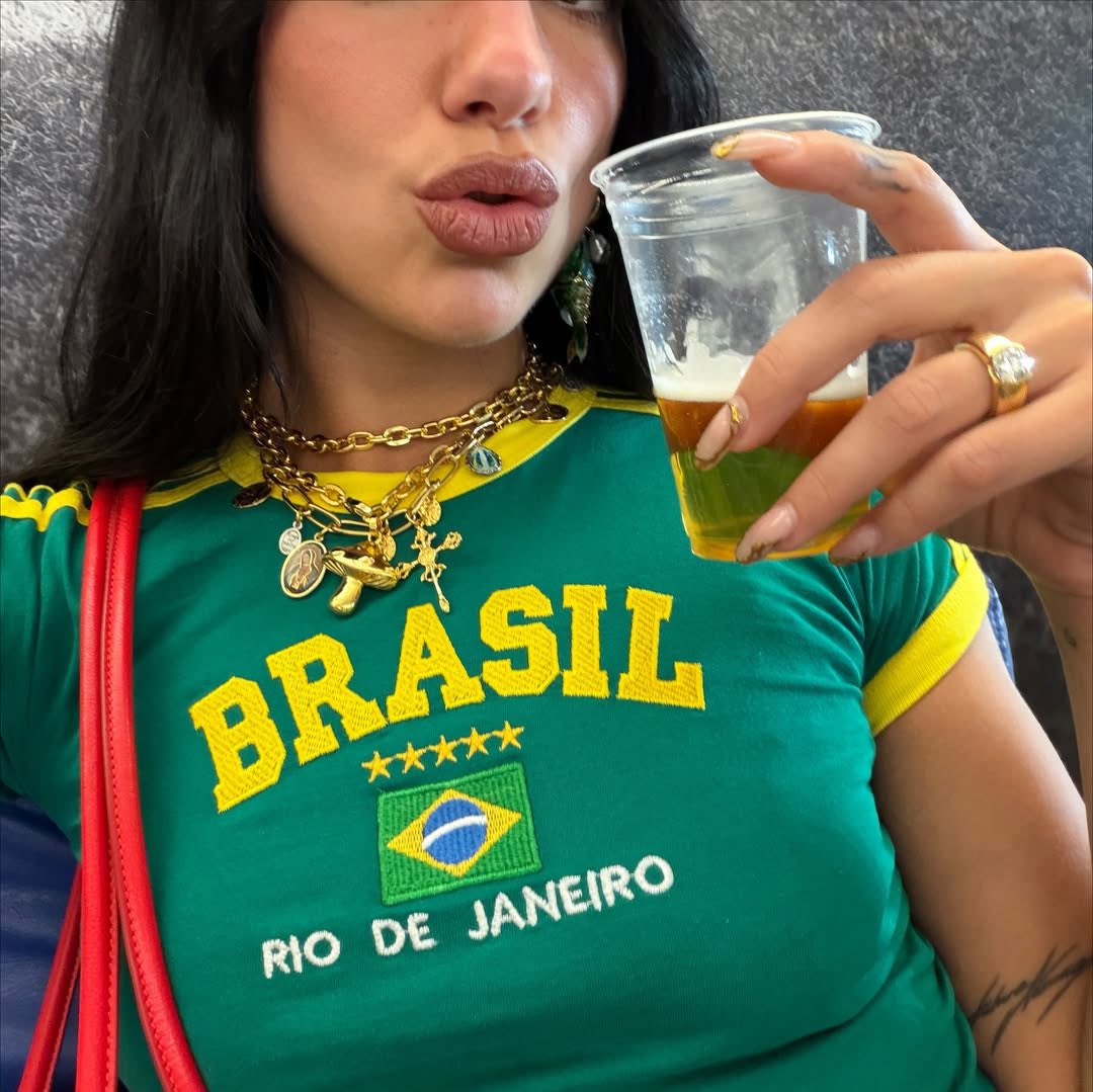 Dua Lipa está ensaiando “MAS QUE NADA” de Sérgio Mendes para o cover de hoje no Rio de Janeiro 🇧🇷