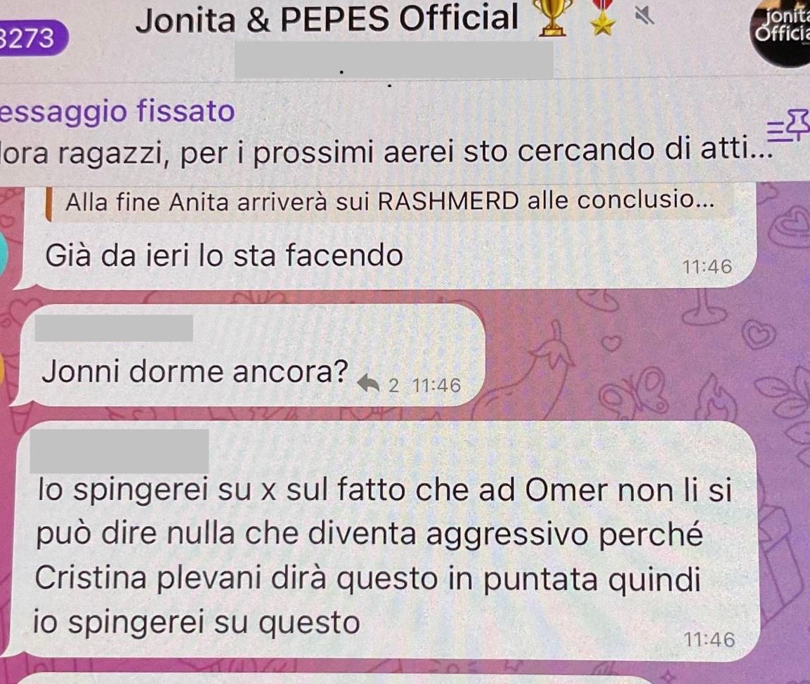 toomuch93__'s tweet photo. Mi chiedo se @CristinaPlevani sa di quello che scrivono, ma soprattutto mi chiedo se come ruolo di opinionista sia giusto avere rapporti di così tanta fiducia, da arrivare a condividere i propri pensieri con un fandom dell’edizione che sta seguendo? 🧐 #rashmer #grandefratello https://t.co/FP2IbHFANC