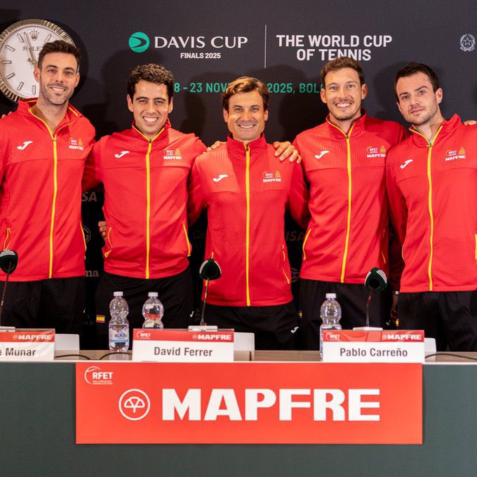 ALEMANIA:

-Struff sacando a 300km/h
-Zverev top 3 mundial 
-Krawietz/Puetz doblistas expertos.

ESPAÑA:

-Carreño con más años que un bosque.
-Mágico Munar.
-Granollers/Pedrito (no habían jugado juntos en su puñetera vida).

LA DAVIS DEL PUEBLO.