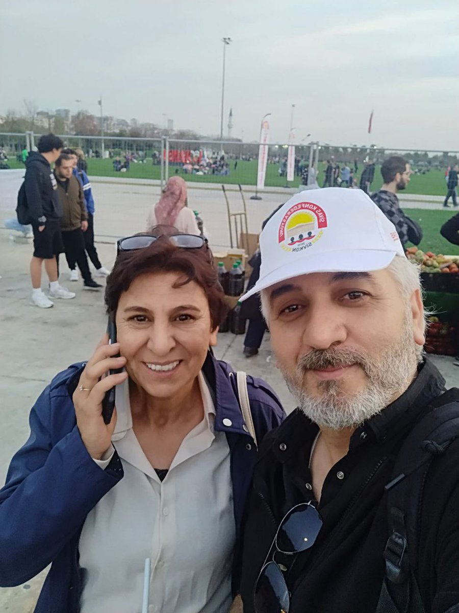 İstanbul’da gerçekleşen Sivas Günleri sahasında çalışmalar yürüten İstanbul Yönetim Ekibimiz, Birleşik Emekliler Sendikası’ndan Sayın Aysel Lüle hanımefendi ile bir araya gelmiştir.

Kademeli Emeklilikte adalet mücadelemize gösterdiği ilgi, destek ve nazik sohbetleri için