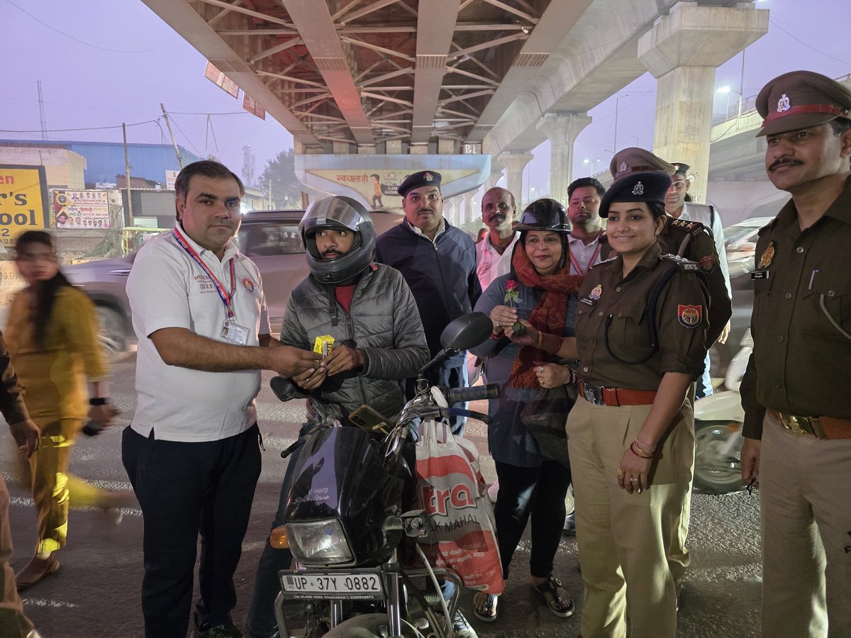 पुलिस आयुक्त महोदय के निर्देशन में आज ALT चौराहा पर यातायात माह  के अंतर्गत डिजिटल वालंटियर फोर्स (डीवीएफ) थाना नंदग्राम एवं पुलिस कमिश्नरेट गाजियाबाद द्वारा जागरुकता अभियान के अंतर्गत यातायात नियम का पालन करने वाले लोगों को *फूल और फ्रूटी*  देकर सम्मानित किया गया <a href="/Uppolice/">UP POLICE</a>