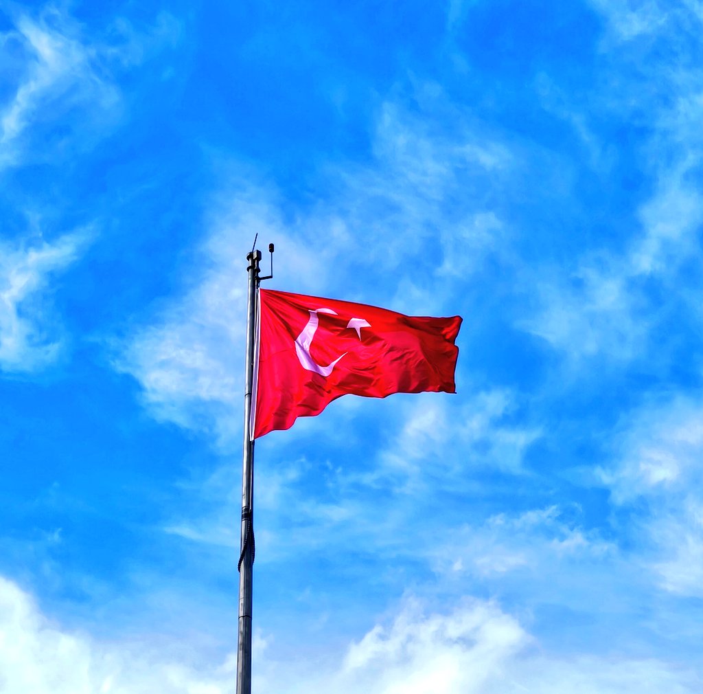 NurhaanSultan's tweet image. Ey Türk evladı,

Sen, Hun’un bozkırda yankılanan nal sesi, Göktürk’ün Orhun’da taşlara kazıdığı ebedî devlet fikri, Avar’ın Avrupa içlerine kadar taşıdığı demir disiplin, Hazar’ın ipek yolunda kurduğu çok dinli adalet düzeni, Uygur’un kâğıda döktüğü medeniyet, Karahanlı’nın ilk…