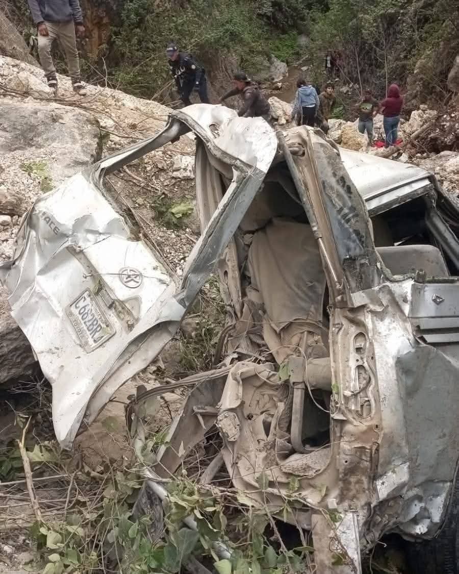 ClarOscuroNews's tweet photo. #URGENTE
Accidente de tránsito, una camionetilla cae a un barranco de aproximadamente 500 metros de profundidad en la Vuelta de la Z, #Chiantla, #Huehuetenango con el saldo de 5 muertos y 5 heridos.
#NoticiasClaroscuro https://t.co/quLFfZbL6t
