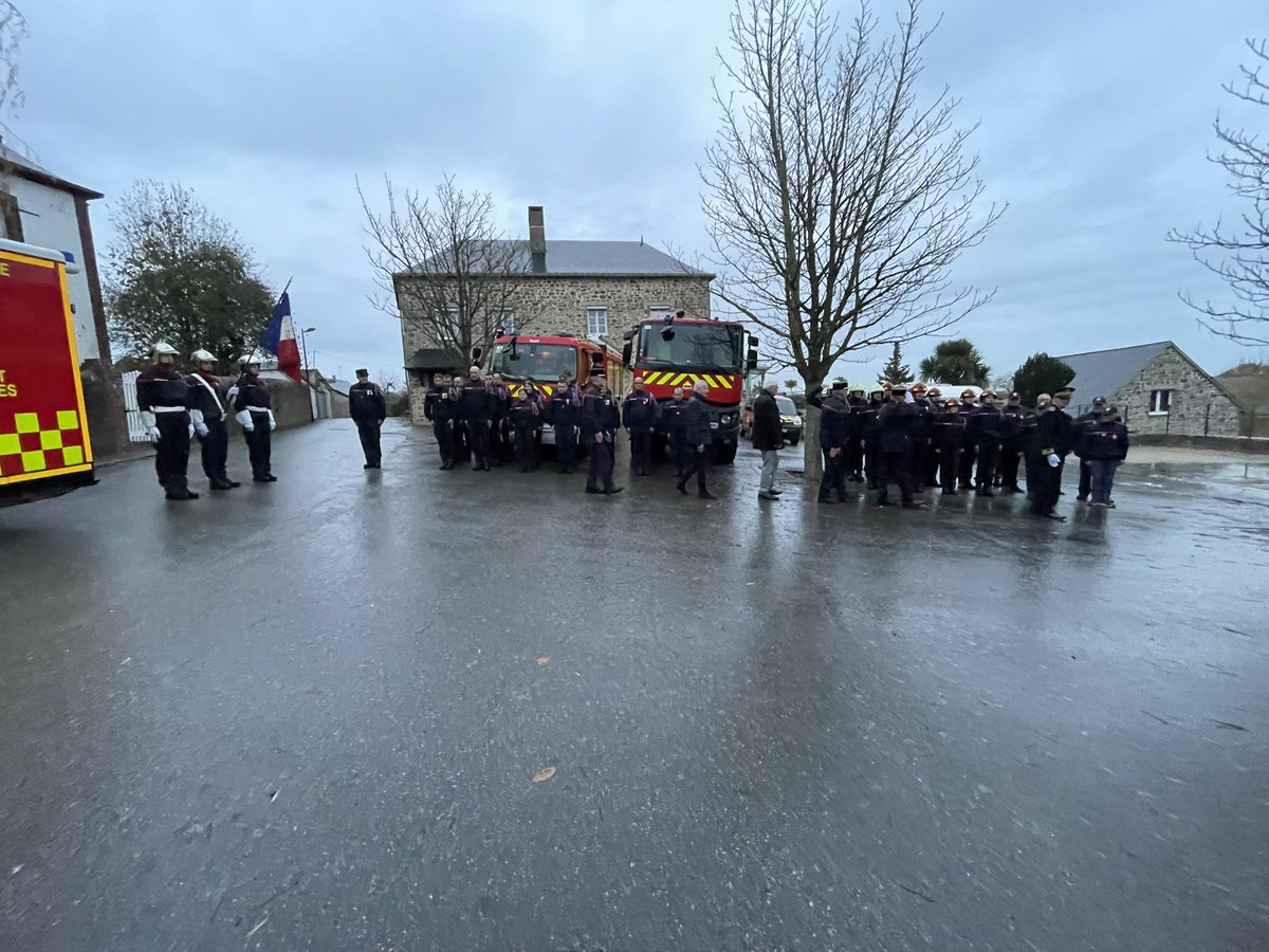 patrickpeniguel's tweet photo. Mise à l’honneur des sapeurs pompiers du @CisChange lors de la cérémonie de la Sainte Barbe.
Un moment privilégié avec mes collègues Maires pour les remercier de leur dévouement.
Merci pour votre engagement !
#pompier
#saintebarbe 
@sdis53 https://t.co/xxCMN3tNxn