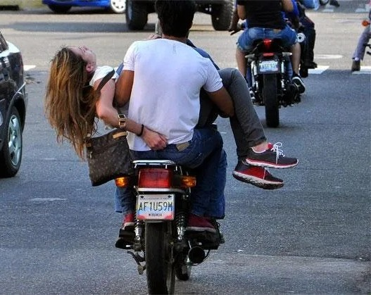 Génesis Carmona, 22 años. Asesinada por la narcotiranía chavista en Carabobo, en las protestas de 2014. Génesis quería ser Miss Venezuela (ya era Miss Turismo Carabobo). Estudiaba mercadeo en la UTC. Fue una de las primeras víctimas del régimen de Nicolás Maduro.

Nunca olvidar.