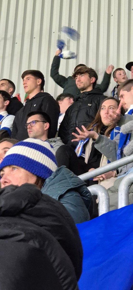 DiazTxema's tweet image. Mikel Rodriguez en la grada del Sadar. 
Pronto en el cesped.
Grande Mikel.