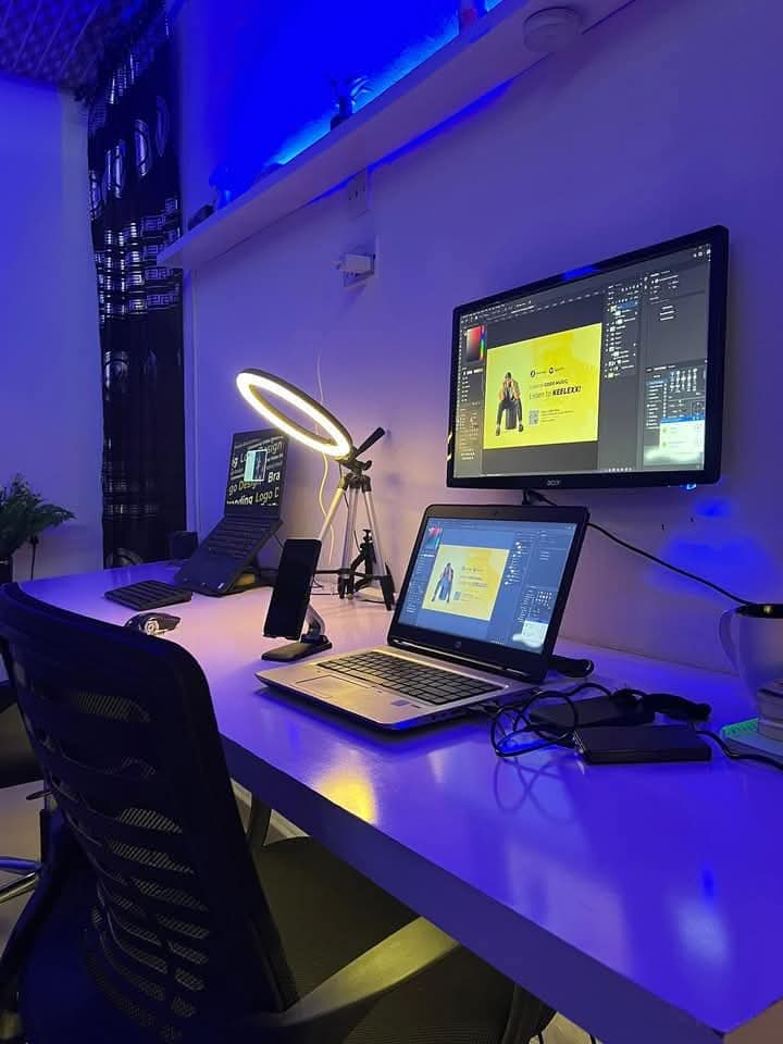 creative__ui's tweet image. 2022 - 2025 in pictures: workspace edition.

The last slide is where I work from currently.

Funny how you can go back to zero with just one wrong move. 🥲