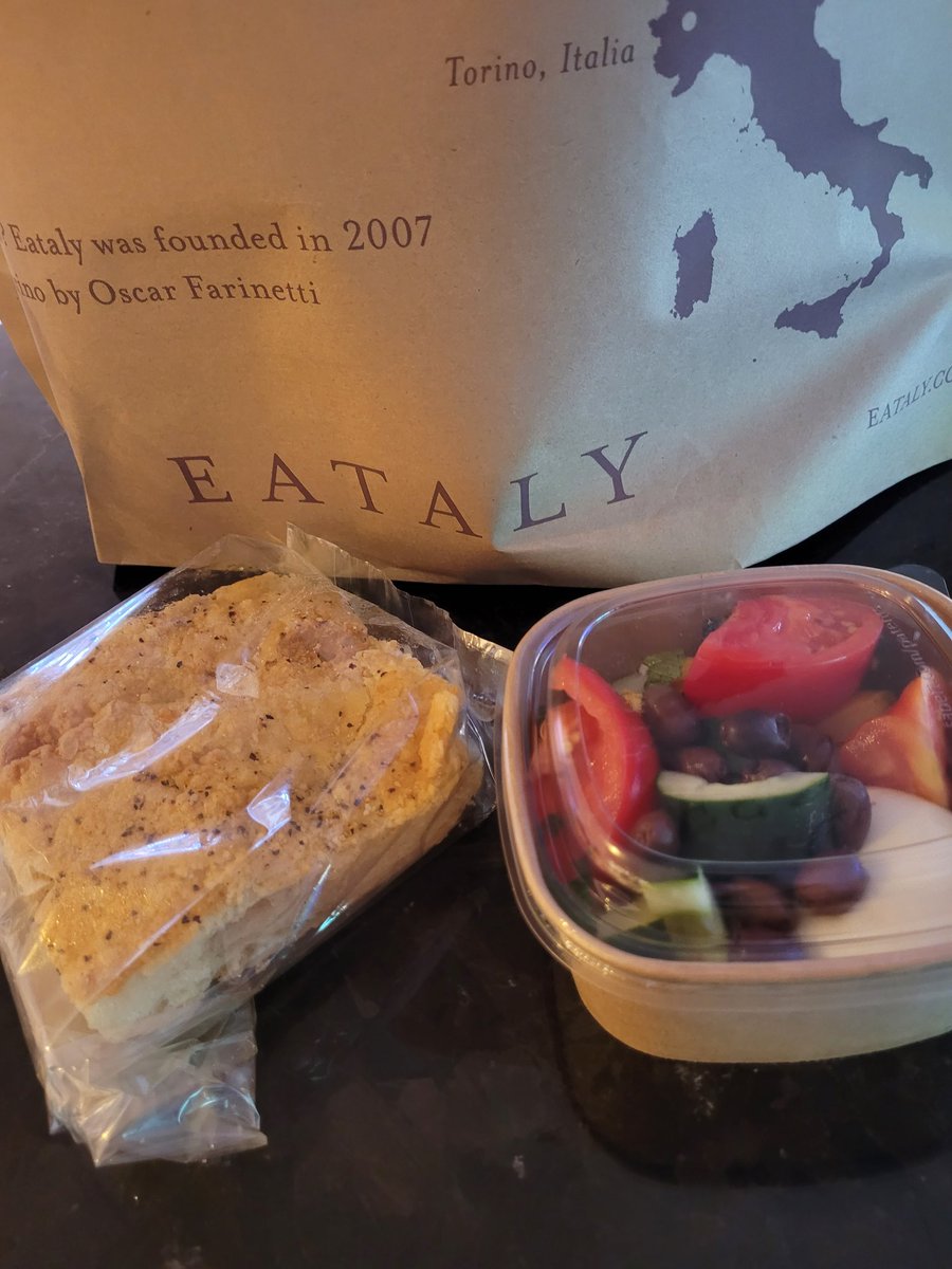 R_D_Johnson's tweet image. Lunch via Eataly! Burrata with heirloom tomatoes and kalamata olives, and fresh foccaccia
#sblaar25