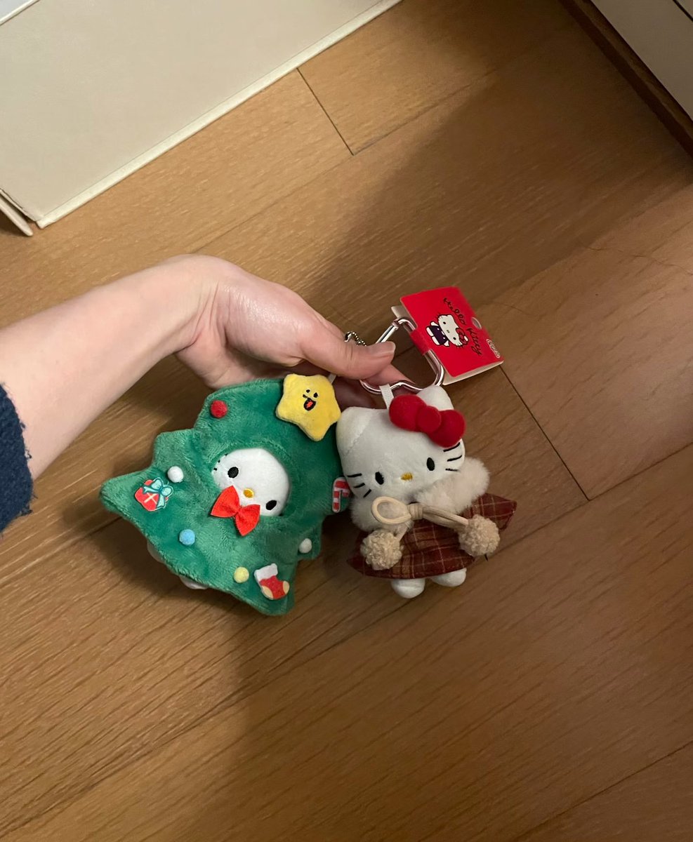 lovesickdoe's tweet image. 🎄hello kitty keychains ❄