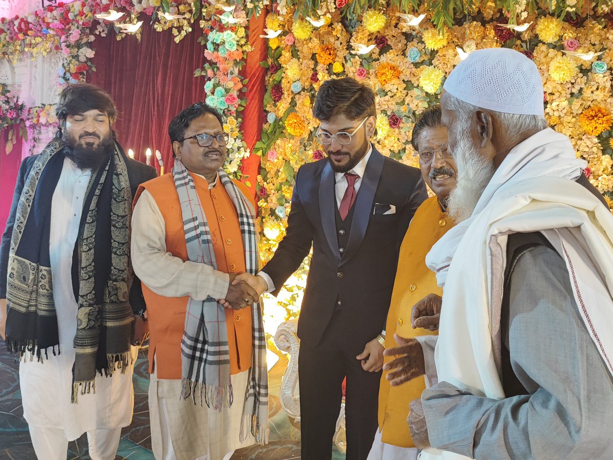 DrAnilsahani's tweet image. कुढ़नी प्रखण्ड के समाजसेवी आदरणीय मास्टर मोहम्द शाह आलम जी के सुपौत्र Md Danish Qamar Weds Faiyega Rashid के Walima में सामिल होकर नव दम्पति को मंगलमय जीवन का आशीर्वाद दिये। 

#Happy #Marriage #Ceremony #Reception #Walima @DrAnilsahani