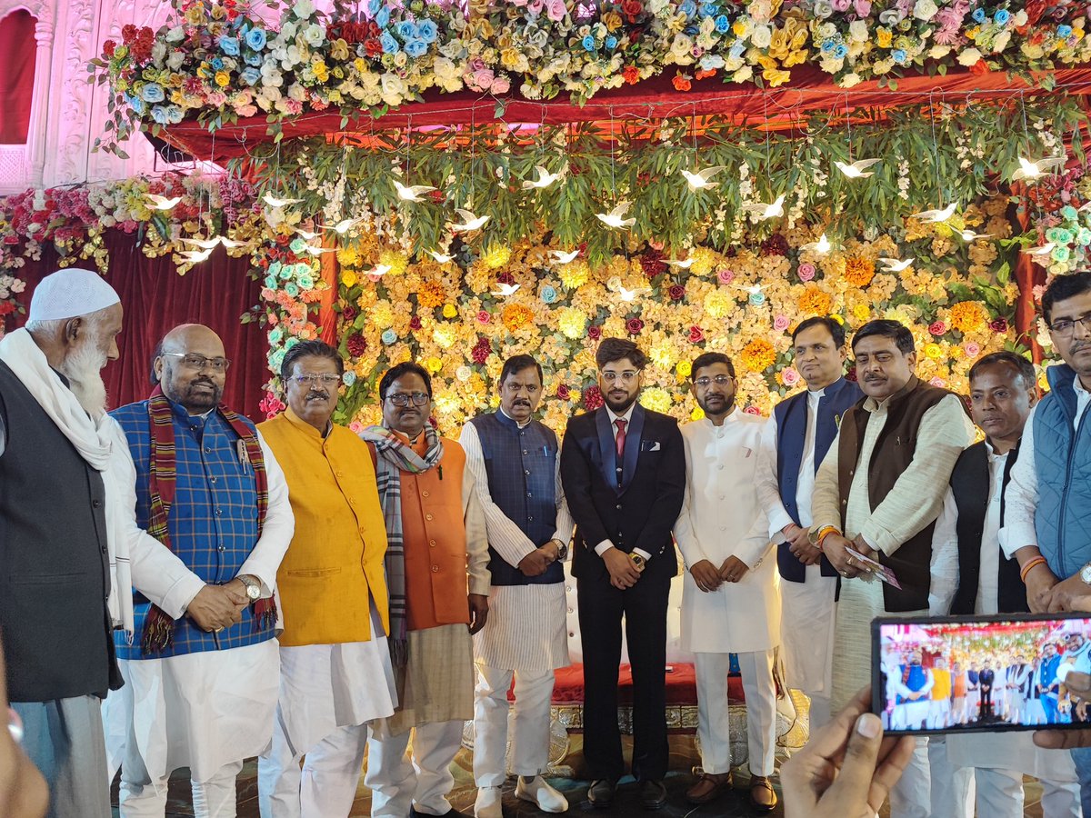 DrAnilsahani's tweet image. कुढ़नी प्रखण्ड के समाजसेवी आदरणीय मास्टर मोहम्द शाह आलम जी के सुपौत्र Md Danish Qamar Weds Faiyega Rashid के Walima में सामिल होकर नव दम्पति को मंगलमय जीवन का आशीर्वाद दिये। 

#Happy #Marriage #Ceremony #Reception #Walima @DrAnilsahani