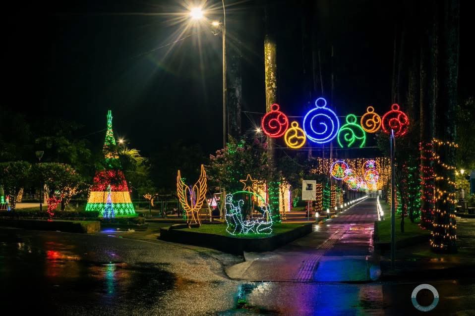 El parque de Guapiles modo Navideño 🎄 un 10