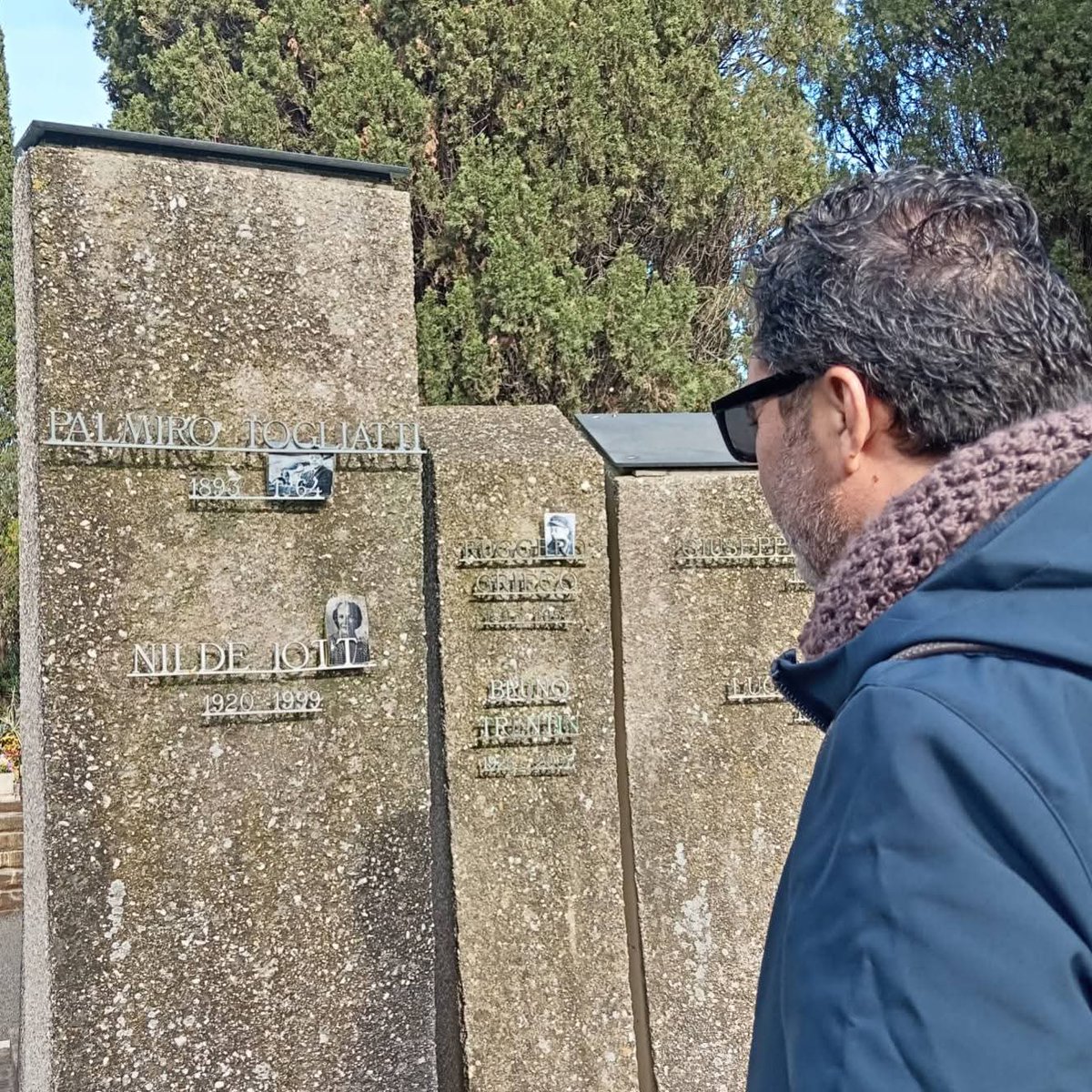 DSiracusano's tweet photo. Famedio #PCI al Verano.
In tempi di strampalati balletti, è un dovere rimettere ordine contro ogni revisionismo. 
Togliatti, Iotti, Di Vittorio, Lama, Macaluso, Tortorella e le altre e gli altri sono il segno di una comunità che ha  cambiato concretamente la vita delle persone. https://t.co/jkkUVUNT7L