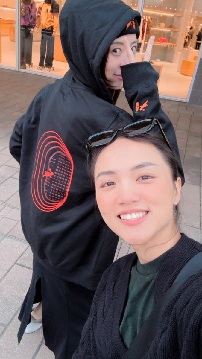 Thanks to <a href="/PupusasG/">PupusasG</a> for this super cute <a href="/NodeNationSV/">Node Nation</a> t-shirt!! 
Matches the Plan ₿ Network beanie perfectly 🧡

Also show off my rabbit hole outfit (designed by <a href="/KatyWuu/">Katy</a> )😎