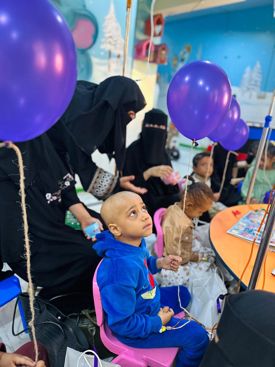 نفذ فريق "خطوة نجاة" الطلابي بنشاط إنساني اليوم من خلال زيارتهم للأطفال المصابين بمرض السرطان في مركز الأمل بمدينة تعز.

وهدف الفريق لتقديم الدعم المعنوي للأطفال المصابين، وإدخال قدر من الفرح في قلوبهم خلال فترة العلاج، من خلال توزيع باقة من الهدايا للأطفال المصابين.

#حقق_حلمك