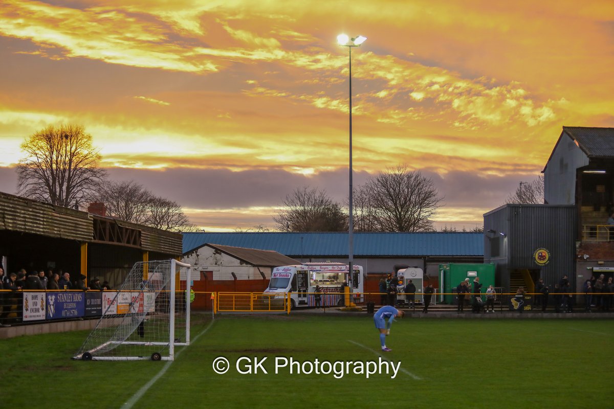 Gkphotosports's tweet photo. Another great match in @NorthernPremLge between @PrescotCablesFC v @GainsTrinityFC which finished 2-2, heavy fog rolled in the 2nd half which meant you could only see about a 1/3rd of the way up the pitch so I missed the equaliser!
#northernprem #northernpremier #football https://t.co/m17ZoQTeun