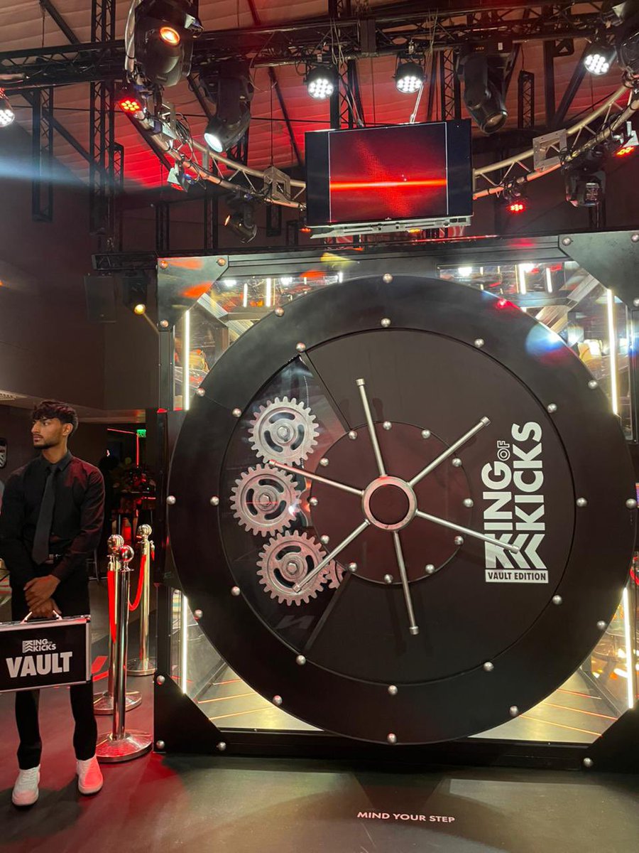 OriginalGumz's tweet image. We’ve seen the setup 💎 We’ve watched our Top 3 compete in the challenges 💪🏾 We’ve seen our 2nd runner up win that R20k 🙌🏾 Now we’re only moments away from seeing who our R300k sneaker vault winner is 🥳🏆🥇

#KingOfKicks #VaultEdition #RussianBear #NextLevel