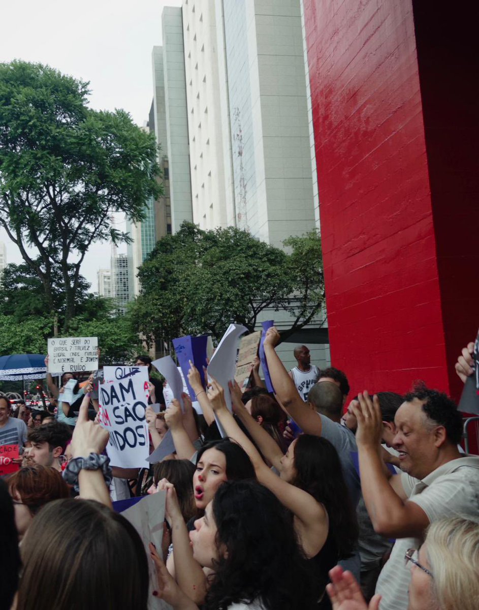 daviperion's tweet image. 🚨Mesmo diante da chuva, estudantes de São Paulo não param de se manifestar em prol de um ENEM justo e seguro. De acordo com notícias recentes, o número de manifestantes tende a aumentar mais! 
#ANULAENEM #ESTUDANTESNASRUAS #ENEMJUSTO