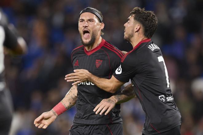 lapalancaroja's tweet image. ✨👀🔥Gudelj podría cambiar de aires este invierno y ya tiene varios pretendientes.

👇 Descubre todos los detalles en nuestra web:
lapalancaroja.com/noticia/gudelj…

#SevillaFC #LaLigaEASports #LapalancaRoja #Gudelj #MercadoDeFichajes #Genoa