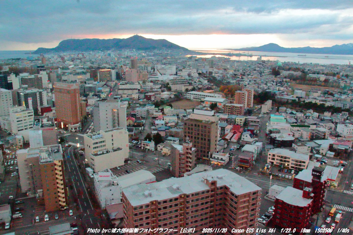 Shyokunin_k's tweet image. 皆さんどうも
今回の函館風景写真は
「秋から冬へ、光と静寂の五稜郭。」

2025年11月20日。
この日は五稜郭タワーへ撮影に行ってきました📷✨
秋から冬へと季節が少しずつ変わりゆく函館。
五稜郭公園では、お堀に映る白いダイサギが静かに水面を歩き、…