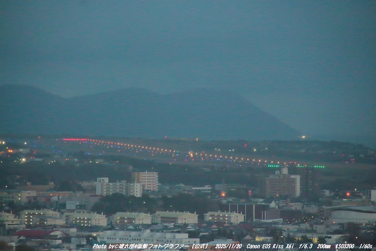 Shyokunin_k's tweet image. 皆さんどうも
今回の函館風景写真は
「秋から冬へ、光と静寂の五稜郭。」

2025年11月20日。
この日は五稜郭タワーへ撮影に行ってきました📷✨
秋から冬へと季節が少しずつ変わりゆく函館。
五稜郭公園では、お堀に映る白いダイサギが静かに水面を歩き、…