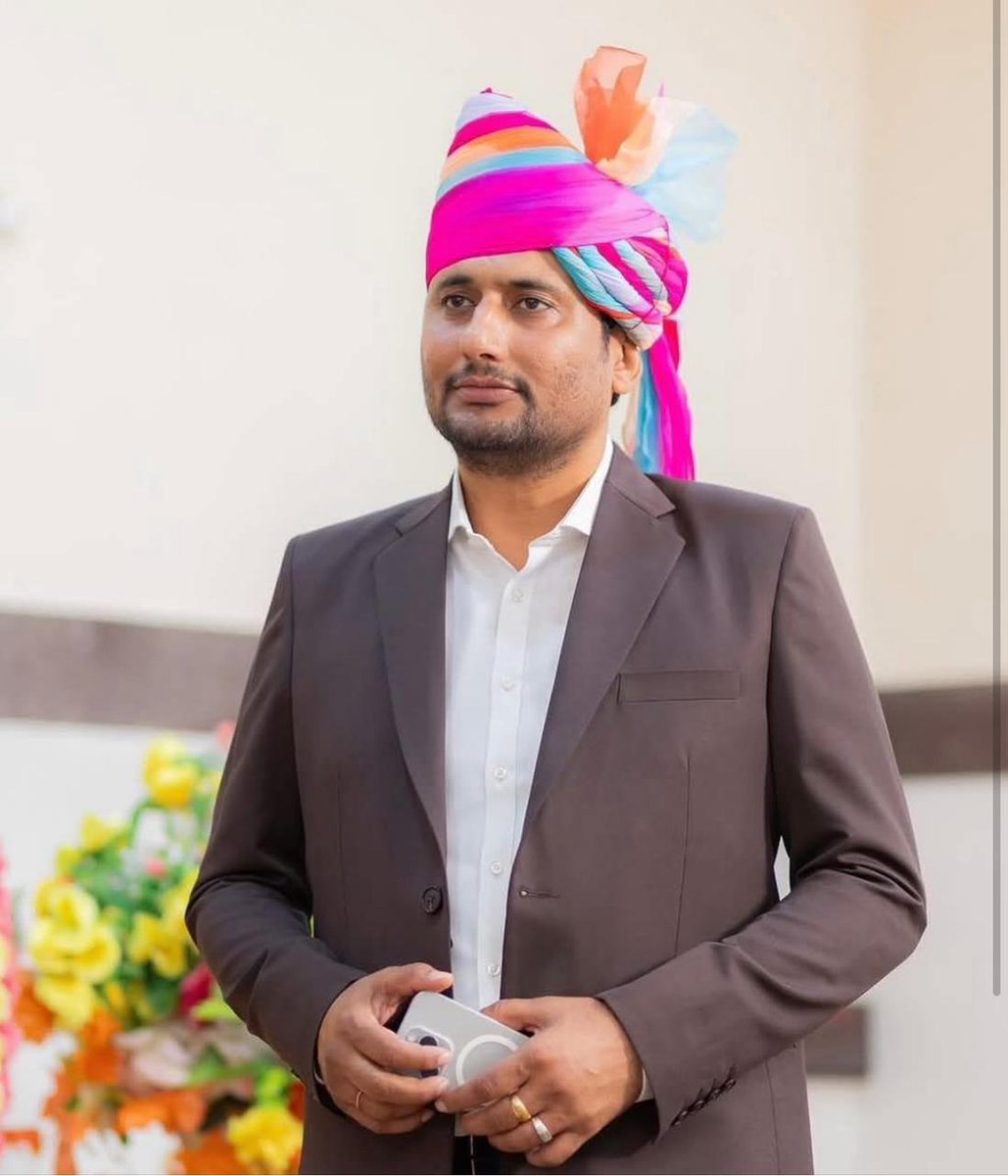 इस लक्ष्मण की रेखा मजबूत हो.. @LaxmanINC

कांग्रेस की जिलाध्यक्ष सूची में सबसे ज्यादा चर्चा बाड़मेर की है बाड़मेर की जिम्मेदारी एक ऐसे युवा चेहरे को दी है जो हंसमुख चेहरे, सरल स्वभाव और सादगी की मिशाल है मैं व्यक्तिगत रूप से भाई लक्ष्मण गोदारा को 10 साल से जानता हूं कांग्रेस के