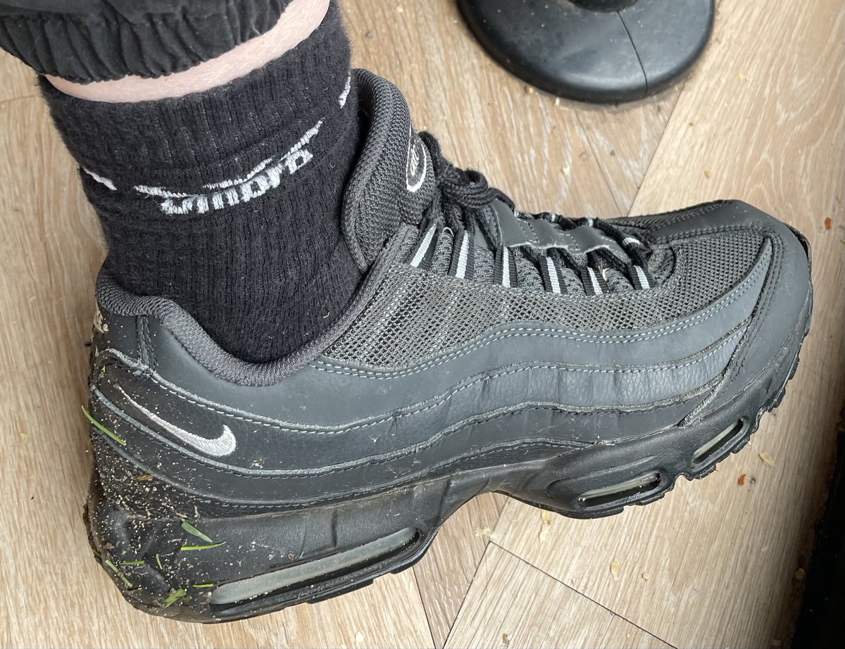 Britsocktrainer's tweet image. Wow! So much rain today. Only my sturdy Air Max 97s would do for my walk across the park. Super tough! 💪💪😊😊👣👣
#dominant-male
#alphamale
#socks-trainers
#tough
#blacksocks