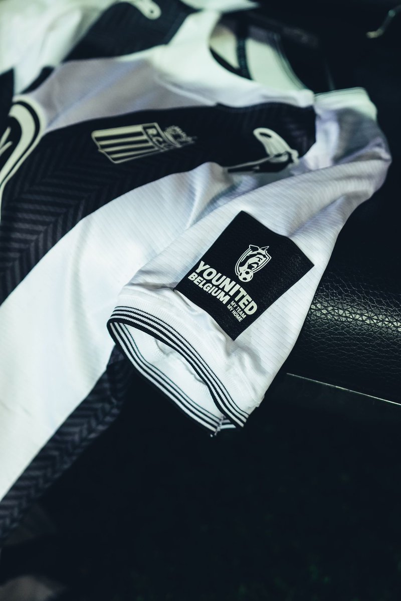 SportCharleroi's tweet image. 𝗟’𝗮𝗿𝗺𝘂𝗿𝗲 𝗱𝗲 𝗻𝗼𝘀 𝗭𝗲̀𝗯𝗿𝗲𝘀 ! 🦓

Les maillots seront ensuite mis aux enchères jusqu’au 28/11 et les bénéfices seront reversés à @YounitedBelgium.

🔗 urlz.fr/uXNi

#CLUCHA #NapoleonScore ⚫️⚪️