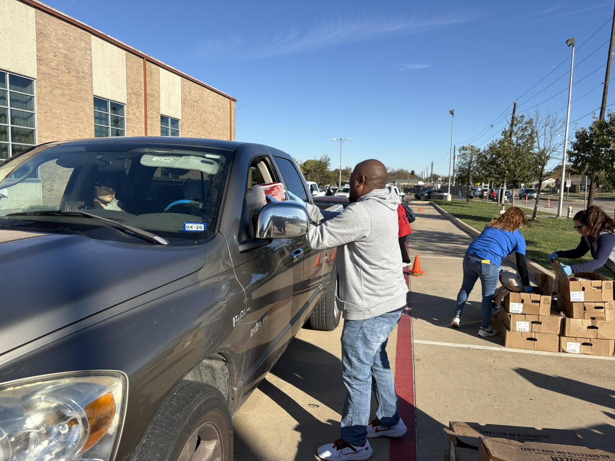 RubyGarzaDISD's tweet image. Yes @Gray_Ed7 the turkey 🦃 giveaway was a success! Thank you @lindafortexas @dallascollegetx Pleasant Grove Unidos the @YMLA_Florence 
@dallasschools @CityYear staff who made this a great event for the community 🦃💙💛 @LauraRubioGarza @THuittDISD @Its_Ms_Flawless