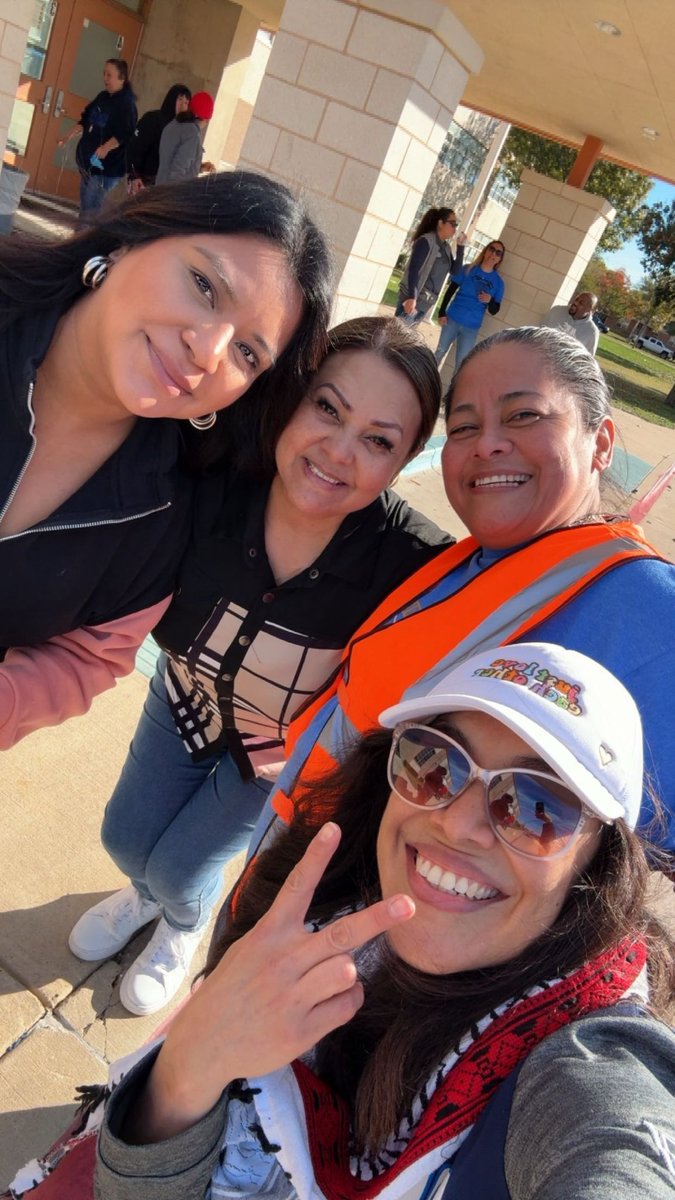 RubyGarzaDISD's tweet image. Yes @Gray_Ed7 the turkey 🦃 giveaway was a success! Thank you @lindafortexas @dallascollegetx Pleasant Grove Unidos the @YMLA_Florence 
@dallasschools @CityYear staff who made this a great event for the community 🦃💙💛 @LauraRubioGarza @THuittDISD @Its_Ms_Flawless