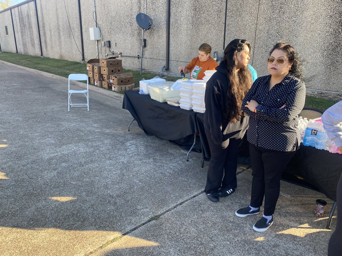 MTTyeskie1's tweet image. Football game in Waco last night, this morning giving back to the community. Thank you Dr. Morgan and Find A Way foundation for the invite! God is good! #payitforward