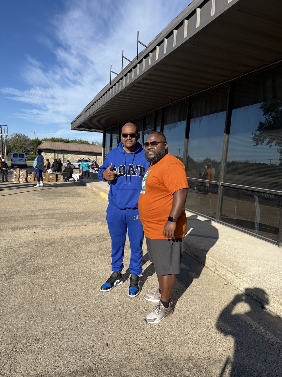 MTTyeskie1's tweet image. Football game in Waco last night, this morning giving back to the community. Thank you Dr. Morgan and Find A Way foundation for the invite! God is good! #payitforward