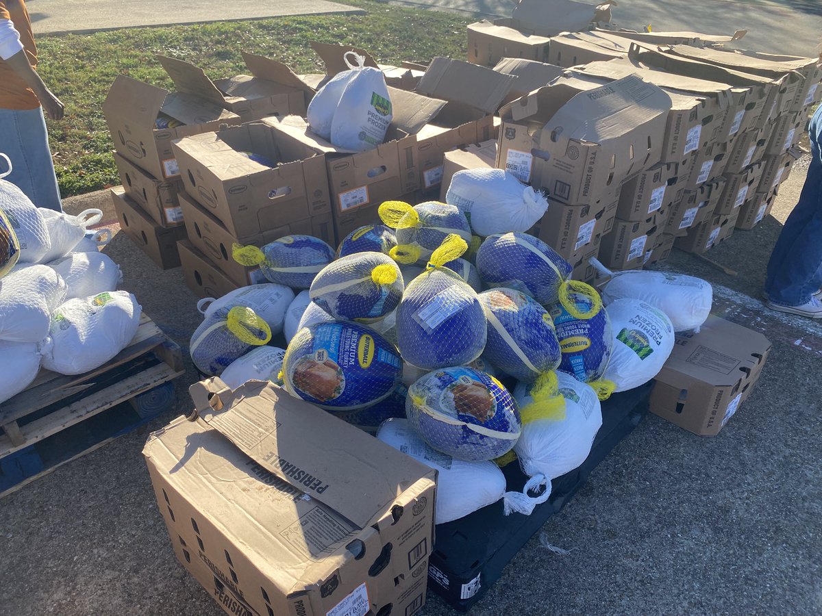 MTTyeskie1's tweet image. Football game in Waco last night, this morning giving back to the community. Thank you Dr. Morgan and Find A Way foundation for the invite! God is good! #payitforward