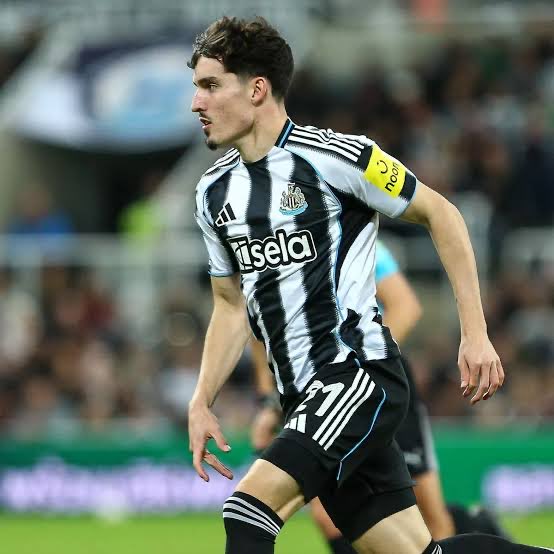 andysixsmithtv's tweet photo. ⚪️⚫️ Tell you what, how big a difference do Lewis Hall and Tino Livramento make? 

👏 Two of the best players on the pitch in that first half and both offensively and defensively provide so much to the way Eddie Howe wants his side to play. 

3️⃣ Especially Hall - after being out for so long - it’s remarkable to see him pick back up where he left off. #NUFC