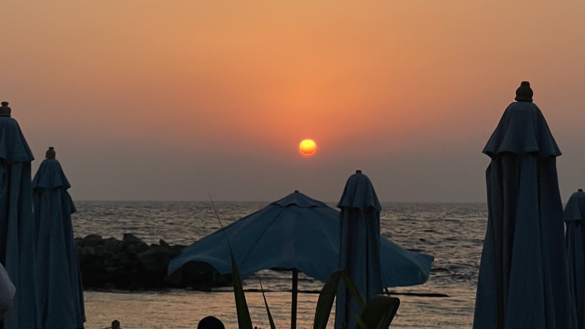 188hm's tweet image. يميل النهار، وتولد القصائد غروباً..