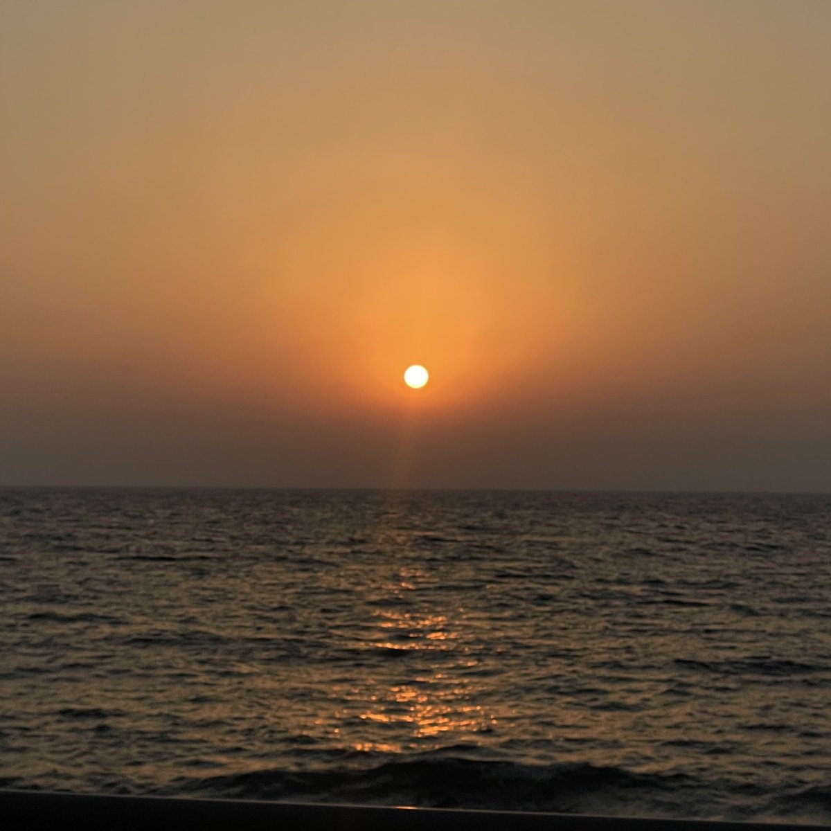 188hm's tweet image. يميل النهار، وتولد القصائد غروباً..