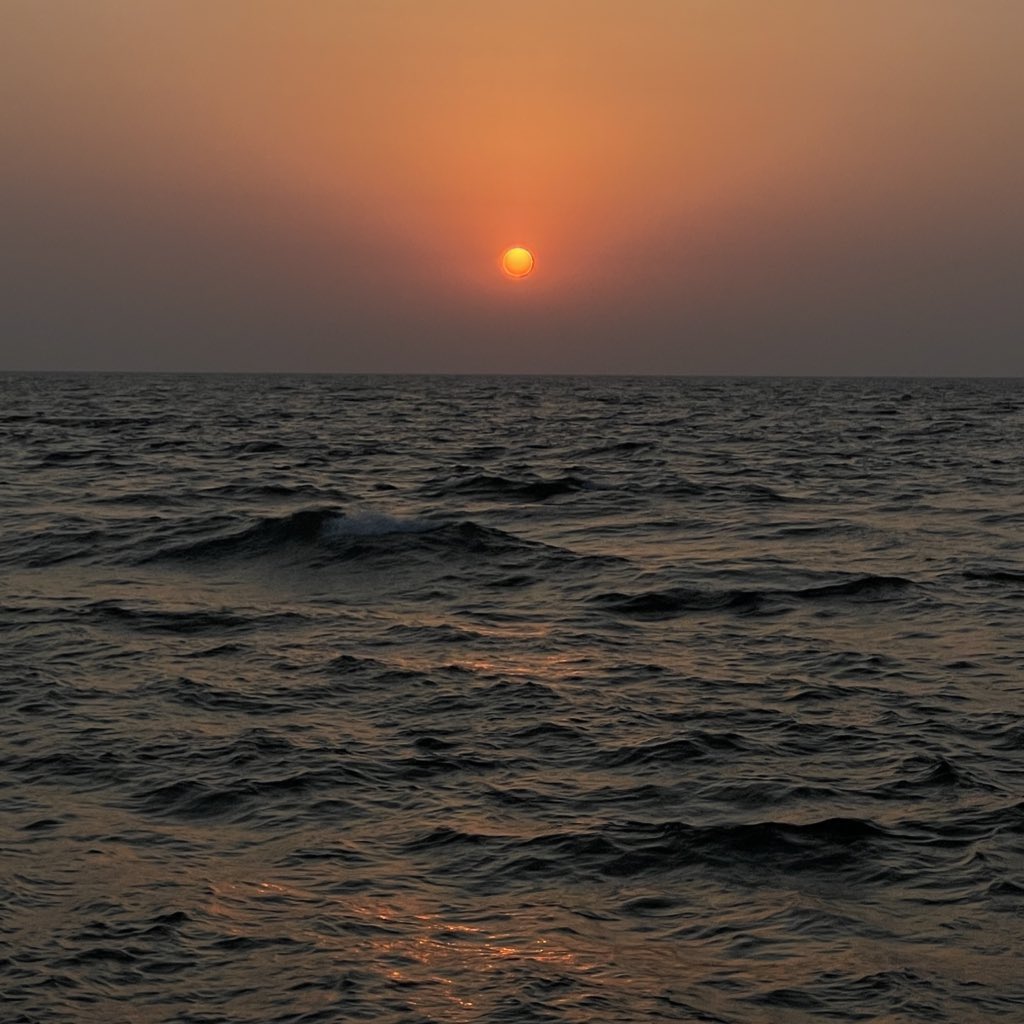 188hm's tweet image. يميل النهار، وتولد القصائد غروباً..