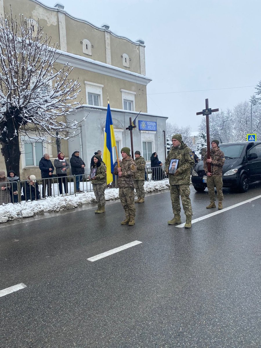 futoro1996's tweet image. 🕯 РУДКІВЩИНА У СКОРБОТІ 
Сьогодні, 22 листопада, Рудківська громада зустріла кортеж із тілами загиблих Захисників України — ГАЙОВСЬКОГО Івана та БЕНЬО Володимира.
Щирі співчуття родинам, близьким та побратимам Івана та Володимира.
Світла пам’ять Героям! Слава Україні! 🕯🇺🇦