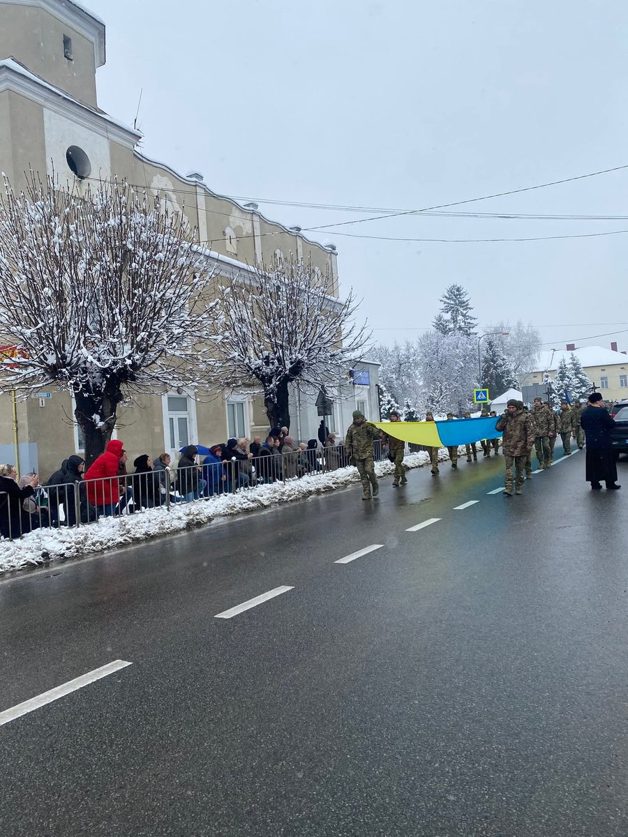 futoro1996's tweet image. 🕯 РУДКІВЩИНА У СКОРБОТІ 
Сьогодні, 22 листопада, Рудківська громада зустріла кортеж із тілами загиблих Захисників України — ГАЙОВСЬКОГО Івана та БЕНЬО Володимира.
Щирі співчуття родинам, близьким та побратимам Івана та Володимира.
Світла пам’ять Героям! Слава Україні! 🕯🇺🇦