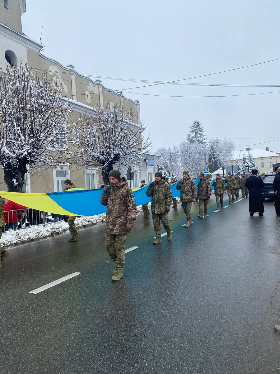 futoro1996's tweet image. 🕯 РУДКІВЩИНА У СКОРБОТІ 
Сьогодні, 22 листопада, Рудківська громада зустріла кортеж із тілами загиблих Захисників України — ГАЙОВСЬКОГО Івана та БЕНЬО Володимира.
Щирі співчуття родинам, близьким та побратимам Івана та Володимира.
Світла пам’ять Героям! Слава Україні! 🕯🇺🇦