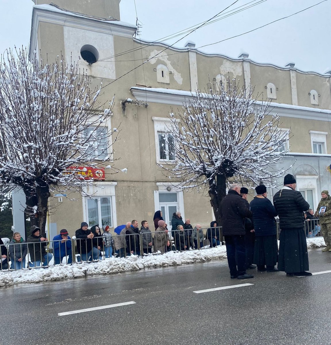 futoro1996's tweet image. 🕯 РУДКІВЩИНА У СКОРБОТІ 
Сьогодні, 22 листопада, Рудківська громада зустріла кортеж із тілами загиблих Захисників України — ГАЙОВСЬКОГО Івана та БЕНЬО Володимира.
Щирі співчуття родинам, близьким та побратимам Івана та Володимира.
Світла пам’ять Героям! Слава Україні! 🕯🇺🇦