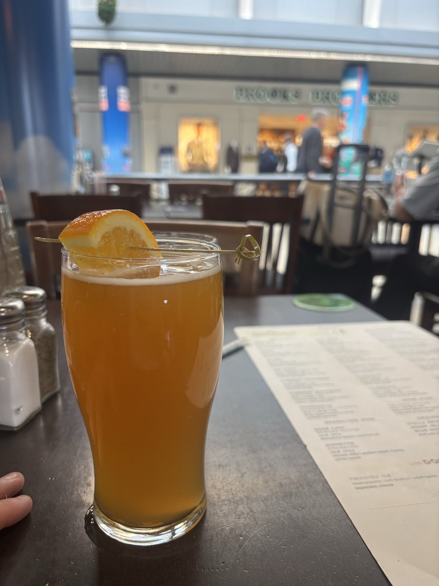 DlowVic's tweet image. Some of you don’t see the delicacy of an airport beer #morebeer