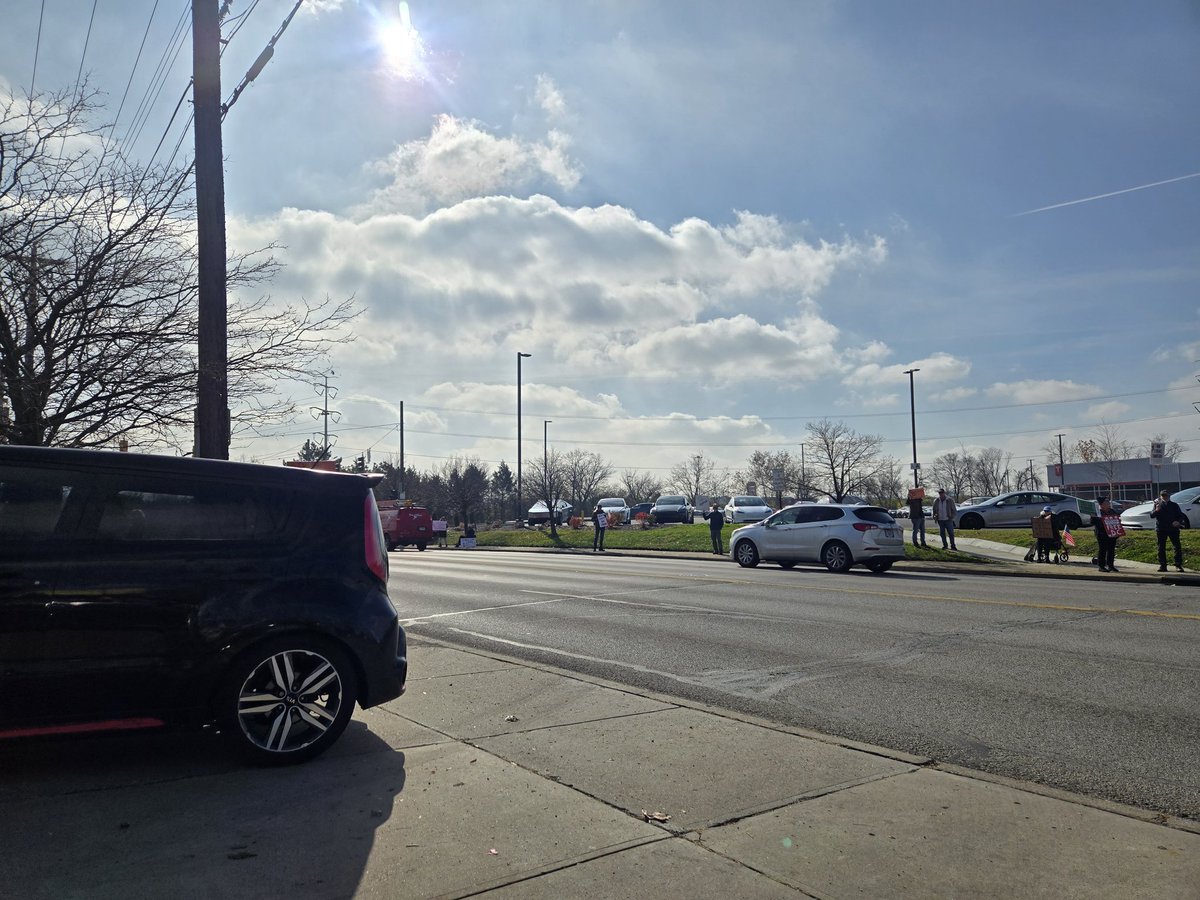 farrellshawnp's tweet image. Kudos &amp;amp; gratitude to those folks continuing to protest the dangerous regression &amp;amp; criminality of the Trump administration &amp;amp; its various beneficiaries. Saw a couple dozen folks in Cincinnati protesting outside of Tesla dealership today, including a hula hooper!