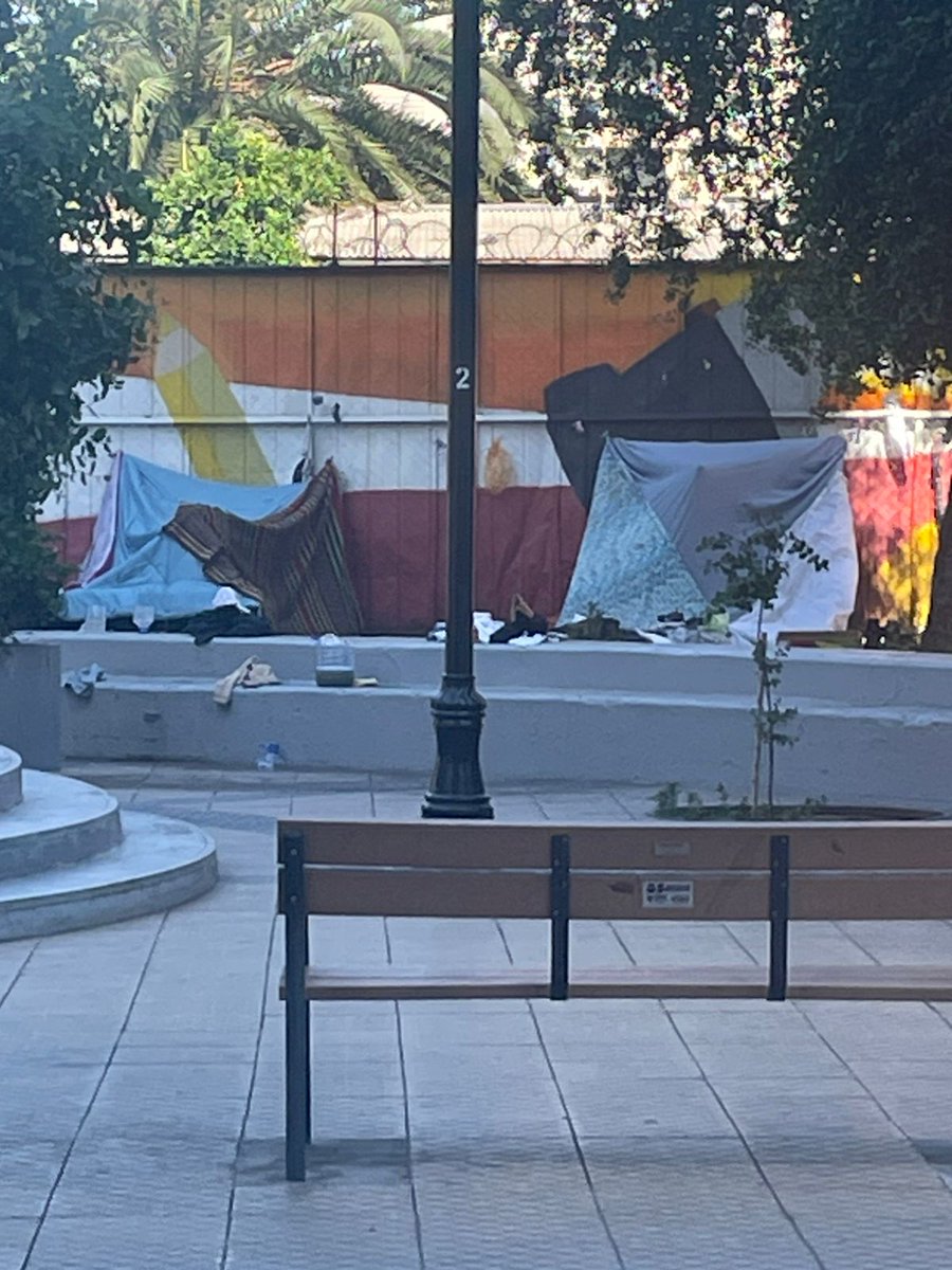 Pililuz_'s tweet photo. @desbordes Mira como teni las plazas de la comuna, llenas de rucos, ya parece campamento https://t.co/3p5halKVKA