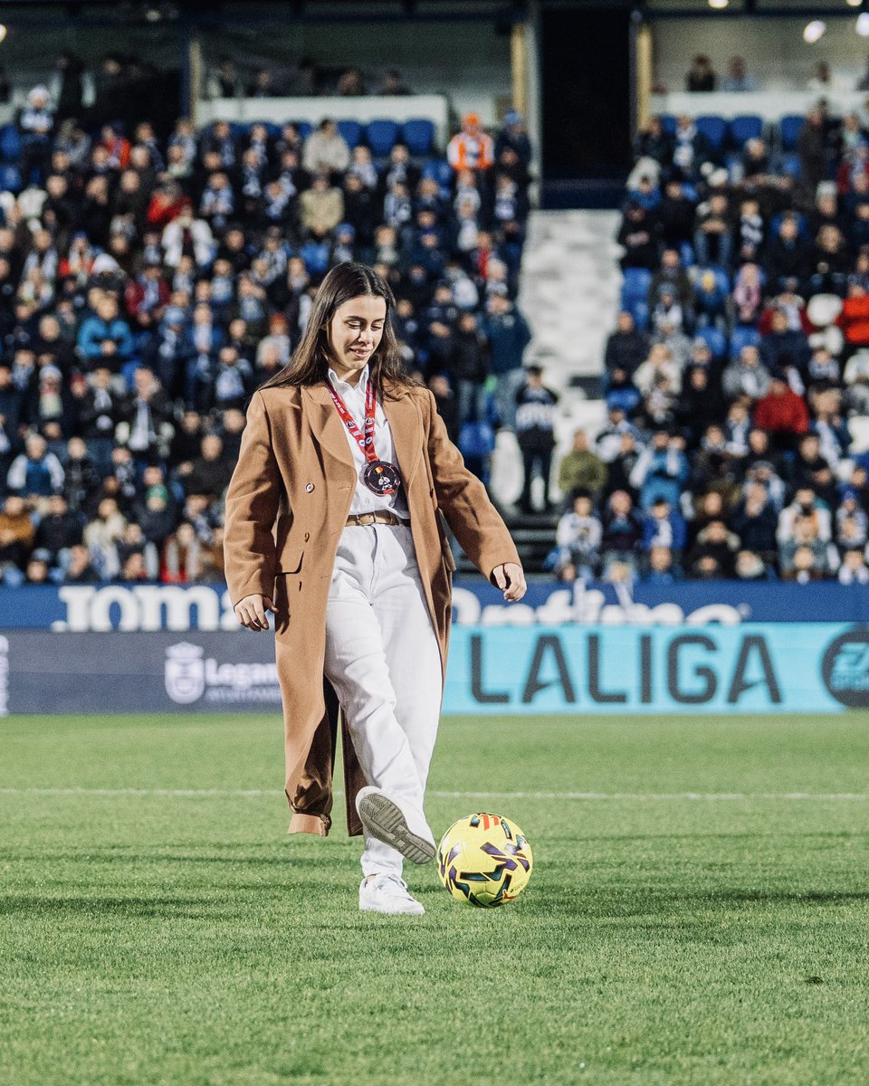 🥉🥉👏Natalia Rodríguez y Ángel María Gómez, medalla de bronce en el último campeonato de Europa de Jiu Jitsu y vecinos de Leganés, realizaron el saque de honor en el #LeganésAlmería
