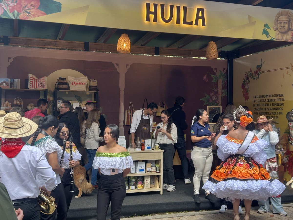 Hoy vivimos un momento especial en la Feria Colombia son las Regiones, en el Parque de la 93 de #Bogotá. Vinimos acompañados de nuestros artesanos, emprendedores y talentos que hacen del #HuilaGrande un Paraíso por descubrir. Los asistentes se deleitaron con el mejor café y las