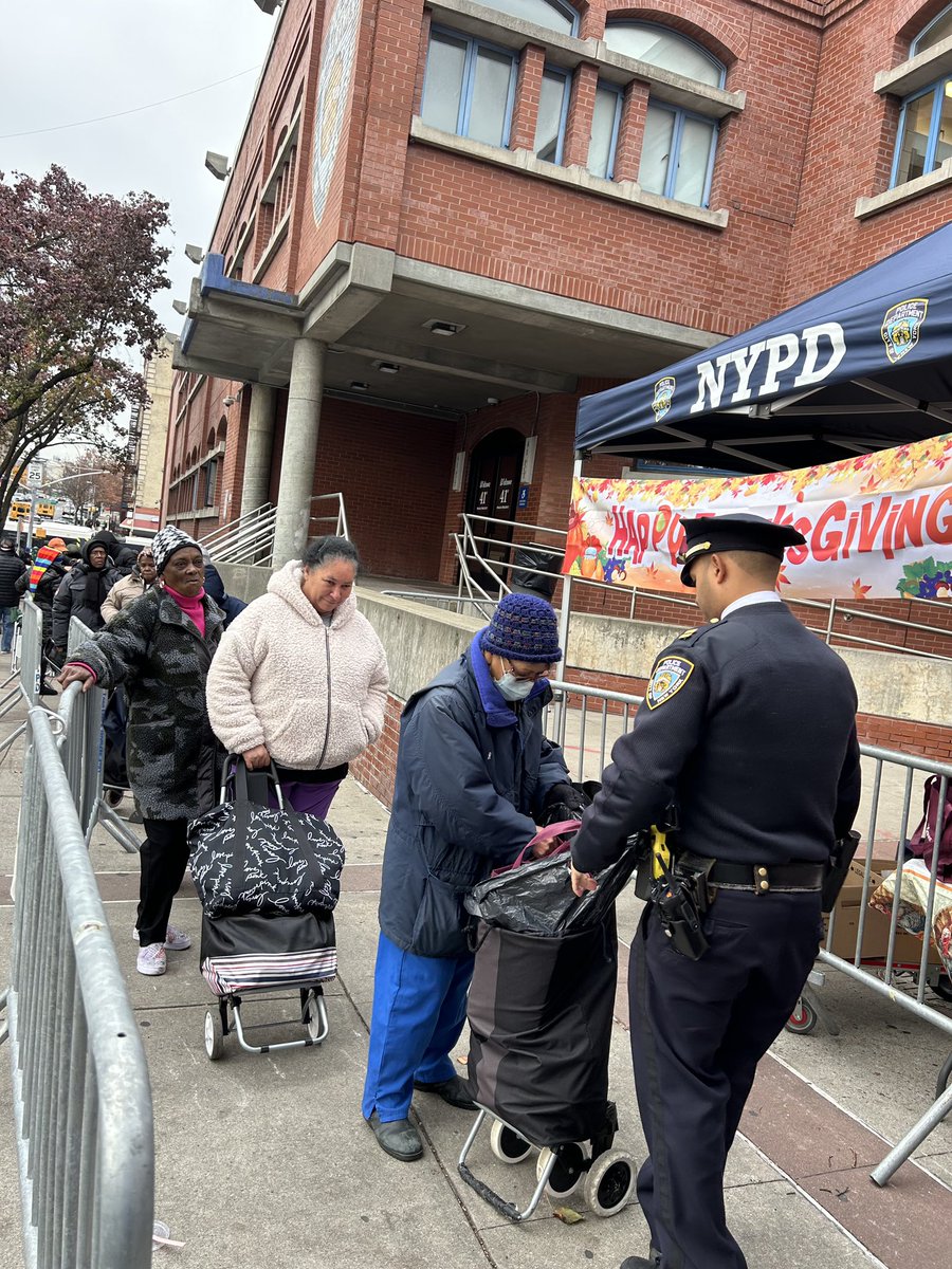 NYPD41Pct's tweet image. Always grateful for the chance to give back to the community we serve. Thank you to everyone who came out and helped make sure families had what they needed for the holiday. Thank you to all our partners!

#NYPD #Communityfirst